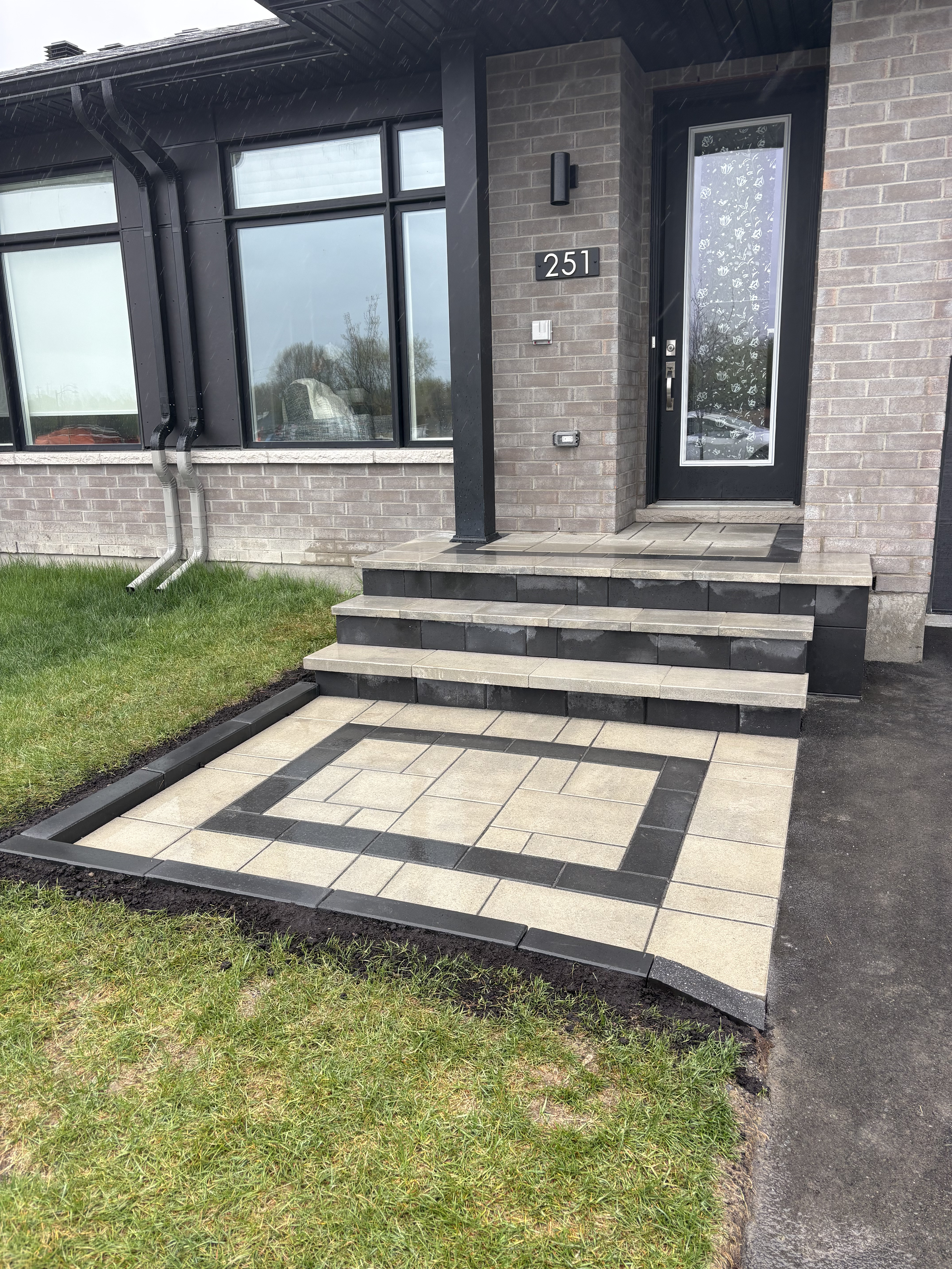 Front entranceway dark border steps Orleans