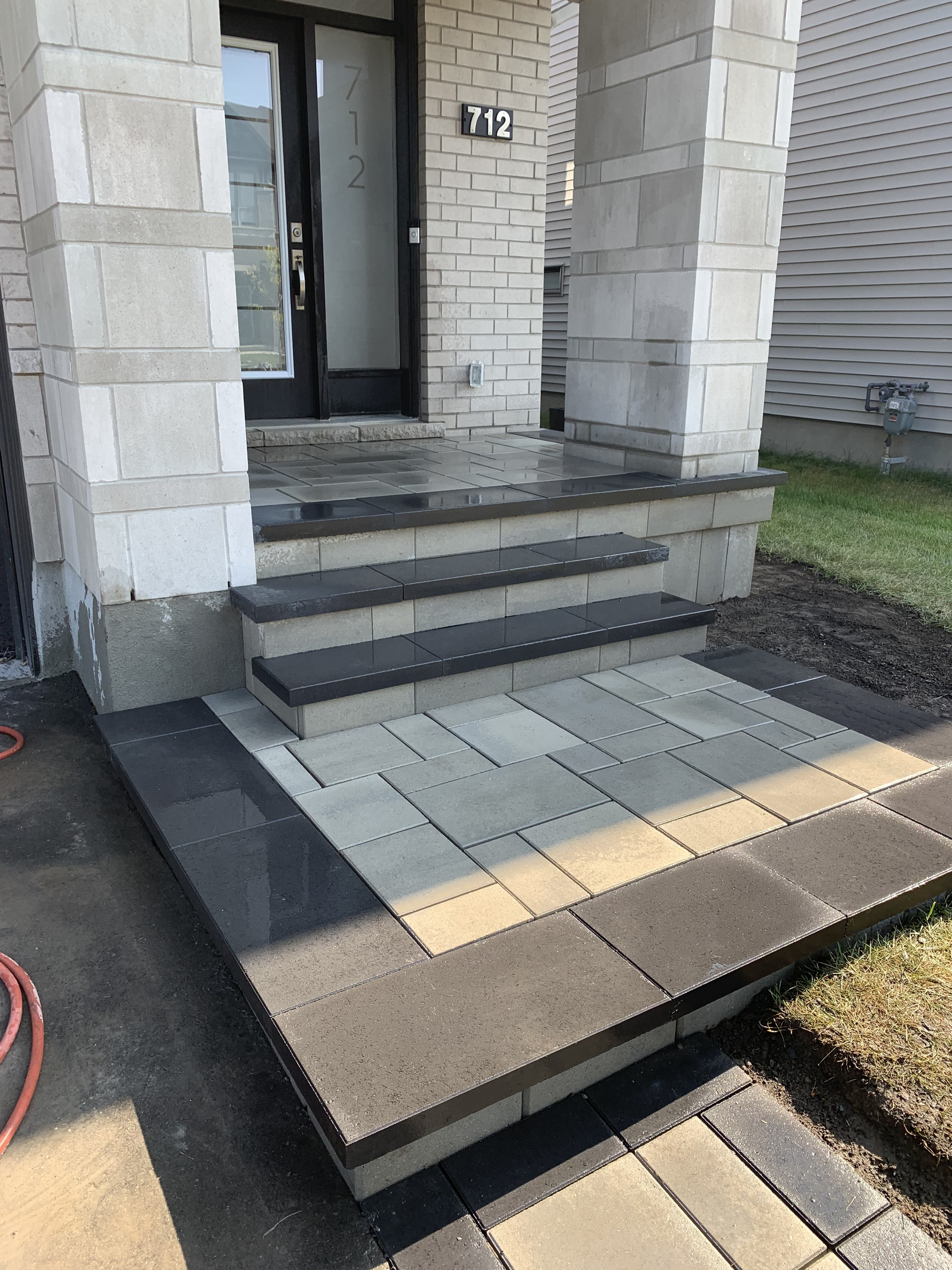 Front entry raised garden bed planter