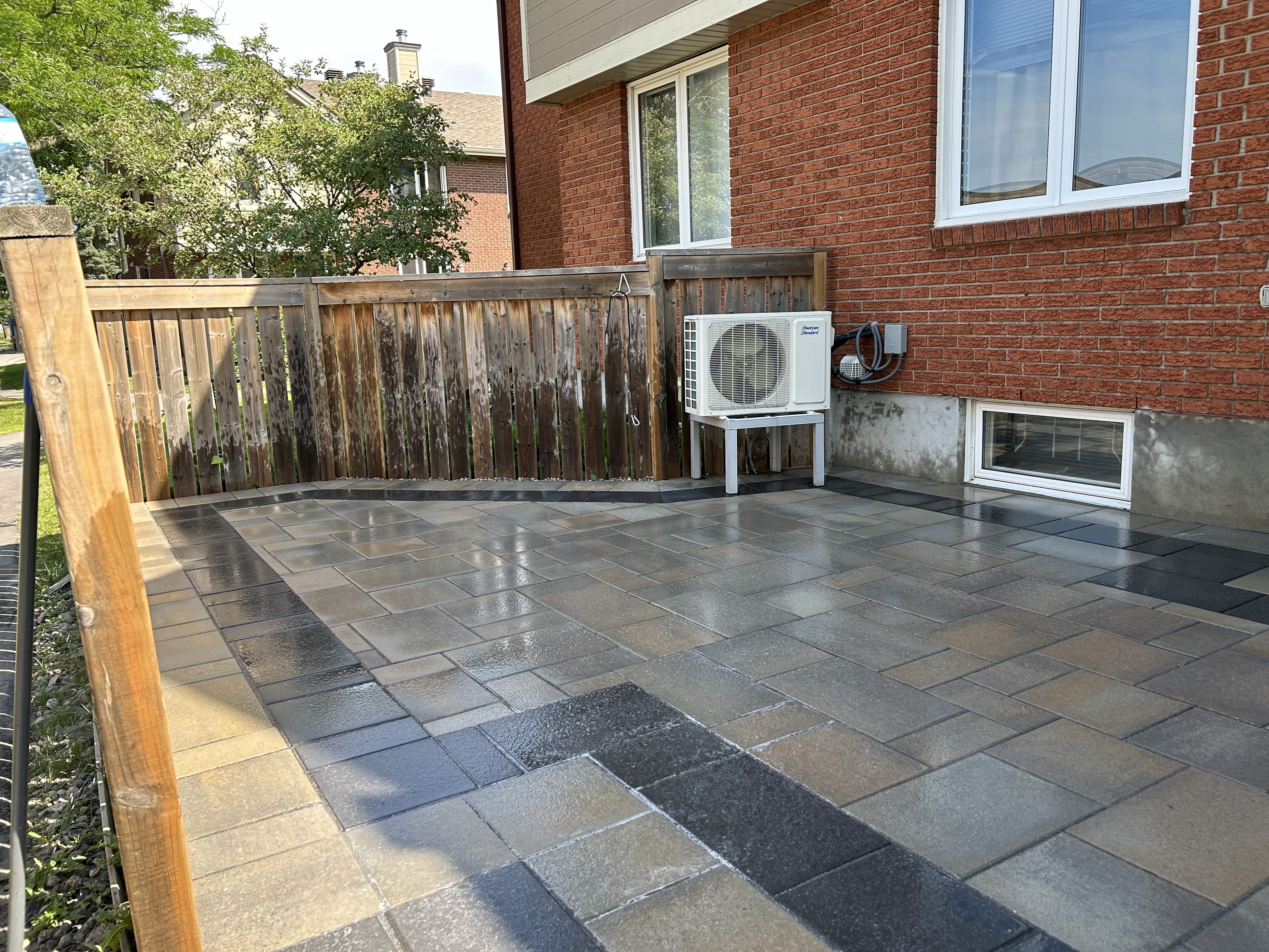 Backyard patio two-tone Orleans