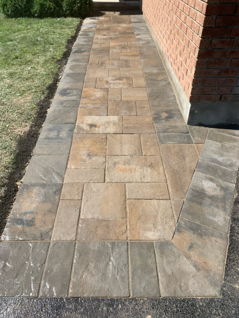Side yard pathway multi-size pavers